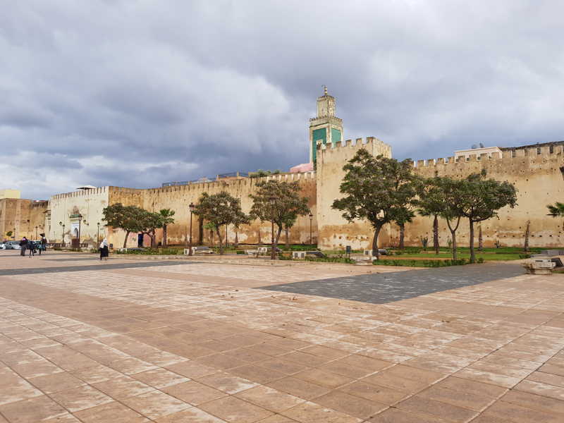 Visitare Meknes, Volubilis e Moulay Idriss. Place Lalla Aouda e le mura
