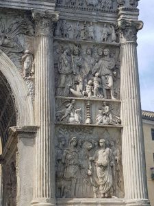 Arco di Traiano - dettaglio della facciata esterna