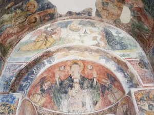 Vergine col Bambino nella conca absidale, decorazione cufica nell'arco e Annunciazione
