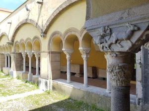 Chiostro di santa Sofia - dettaglio di pulvino e delle colonne