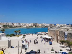 Il mare di Otranto e le mura a porta alfonsina
