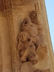 Abbazia di Santa Maria di Cerrate, arcata scolpita del portale della chiesa - dettaglio della scena della Lavanda del Bambino