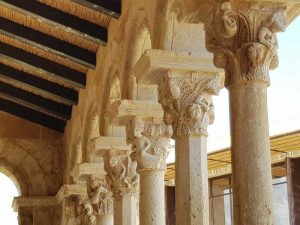 Abbazia di Santa Maria di Cerrate, portico - dettaglio dei capitelli