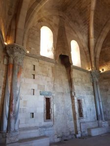 Castel del Monte, sala al primo piano - dettaglio del camino