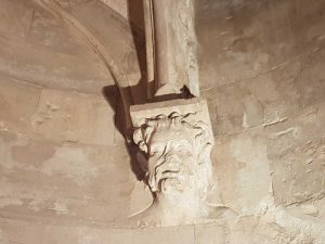 Castel del Monte, vano della scala a chiocciola - dettaglio di mensola con volto umano