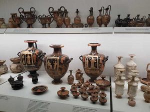 Ceramica apula con figure rosse proveniente dall'ipogeo Varrese