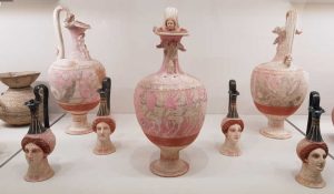 Ceramica con decorazione plastica e policroma