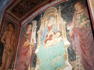 Affresco di Madonna col Bambino tra le sante Barbara e Lucia, chiesa di santa Maria