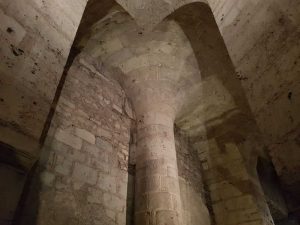 Cripta di Saint Lubin, colonna dell'emiciclo. Cattedrale di Chartres