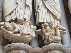 Portale nord, arcata centrale, basamenti dei personaggi biblici. Cattedrale di Chartres