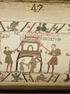 Nobildonna inglese e figlio in fuga dalla loro casa data alle fiamme dall'esercito normanno di Guglielmo. Arazzo di Bayeux