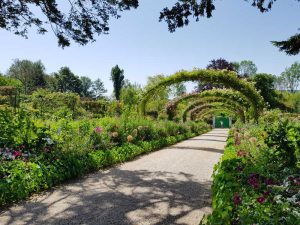 Viale di accesso a casa Monet attraverso il Clos Normand