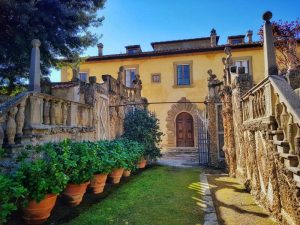 Villa Gamberaia, il prato antistante il teatro di roccaglia, e il portale posteriore della villa