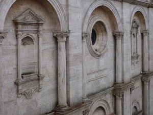 Cosa vedere a Pienza, la facciata della cattedrale - dettaglio