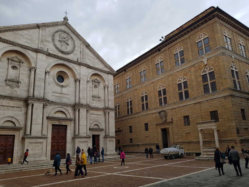 Cosa vedere a Pienza, la cattedrale e il palazzo Piccolomini in piazza Pio II