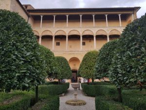 Cosa vedere a Pienza, la facciata meridionale di palazzo Piccolomini, sul giardino pensile