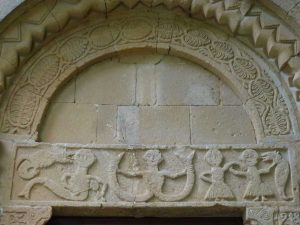 Pieve di Corsignano, la decorazione del portale principale