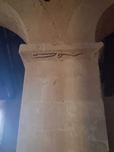 Pieve di Corsignano, serpente sul pilastro della navata principale