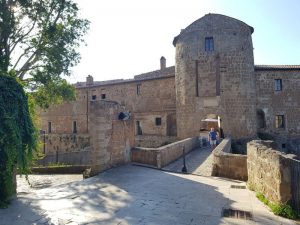 Torrione d'accesso al castello medievale della fortezza Orsini