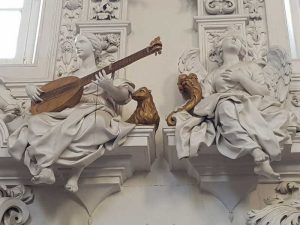 Giacomo Serpotta, Oratorio del santissimo Rosario in santa Cita - dettaglio della suonatrice della tiorba