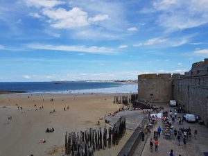 Viaggio in Bretagna e Normandia, Saint-Malo, spiaggia e le mura del Castello della Duchessa Anna