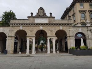 Visitare Bergamo. Quadriportico del Sentierone nel centro piacentiniano