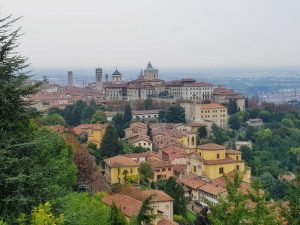 Visitare Bergamo. La città alta vista da san Vigilio