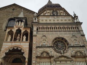 Visitare Bergamo. La facciata della Cappella Colleoni e il protiro della basilica di santa Maria Maggiore