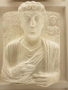 Busto funerario maschile con iscrizione e bambino, Musée du Louvre