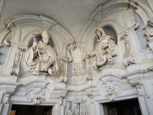 Busti di santi sopra le porte angolari del Chiostro Grande