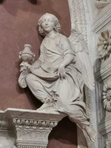 Antonio Rossellino e Benedetto da Maiano, Cappella Piccolomini, Monumento funebre di Maria d'Aragona - dettaglio di angelo