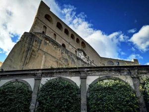 Sperone di Castel sant'Elmo dal Cortile d'onore della Certosa di san Martino