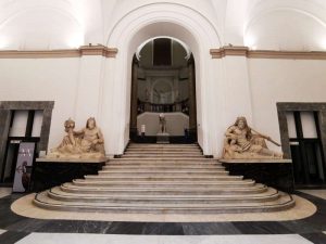Scalone monumentale del MANN con le statue colossali di Oceano