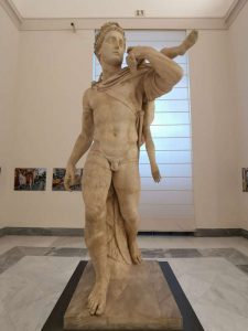 Statua colossale di Guerriero con fanciullo - Cortile
