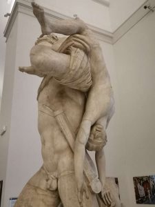 Statua colossale di Guerriero con fanciullo (dettaglio) - Cortile