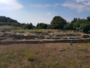 Fondazioni di un tempio nell'acropoli