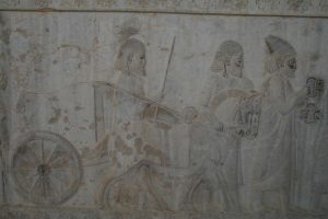 Apadana, scala est, Assiri recanti braccialetti e un carro trainato da due cavalli