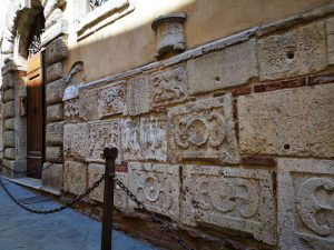 Montepulciano. Palazzo Bucelli con la facciata decorata da urne e sarcofagi etruschi e romani