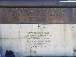Obelisco - dettaglio del'iscrizione dedicata a Domenico Fontana