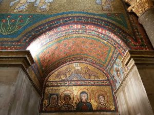 Santa Prassede. Sacello di san Zenone, dettaglio della nicchia con l’Agnello sul monte, affiancato da due cervi che si abbeverano ai quattro fiumi. A destra la discesa di Cristo nel Limbo. In basso le raffigurazioni a mezzo busto della Vergine, santa Prassede, Pudenziana e Teorora vivente