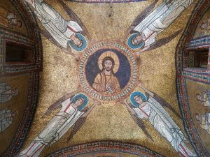 Sacello di san Zenone, volta con Cristo Pantocratore entro un clipeo sostenuto da quattro angeli