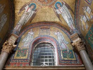 Santa Prassede. Sacello di san Zenone, parete di ingresso con la Croce su trono gemmato, adorata dai santi Pietro e Paolo posti ai lati