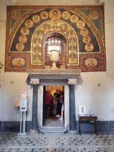 Sacello di san Zenone, portale di ingresso sormontato da un mosaico a due serie di clipei