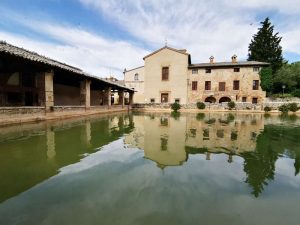 Bagno Vignoni, la celebre vasca monumentale