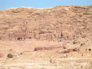 Le Tombe reali. In basso, i resti del Grande tempio meridionale e della Strada colonnata