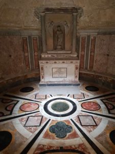 San Pietro in Montorio, Tempietto del Bramante, cripta. Al centro del pavimento, il buco dove - secondo la credenza - fu conficcata la croce del martirio