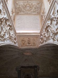 Tempietto del Bramante, soffitto della cripta decorato a stucco