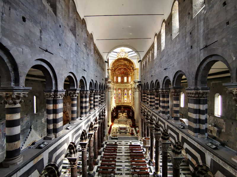 Cattedrale di San Lorenzo, Navata centrale dalla Tribuna dei Dogi