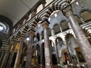 Colonne gotiche e finto matroneo romanico