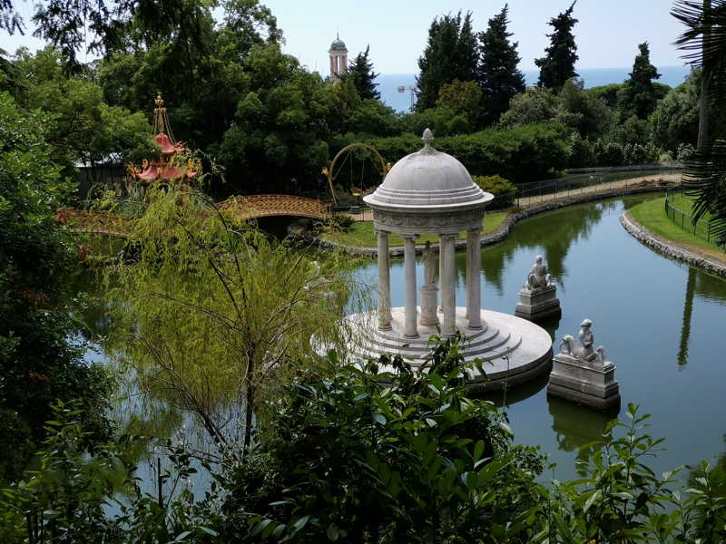 Villa Durazzo Pallavicini, il Lago grande con il Tempio di Diana, la Pagoda cinese, l'altalena e, sullo sfondo, il campanile della chiesa di san Martino